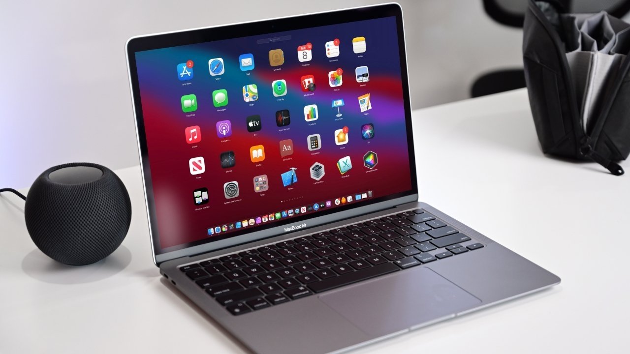 Apple  MacBook Air con pantalla sentada en el escritorio