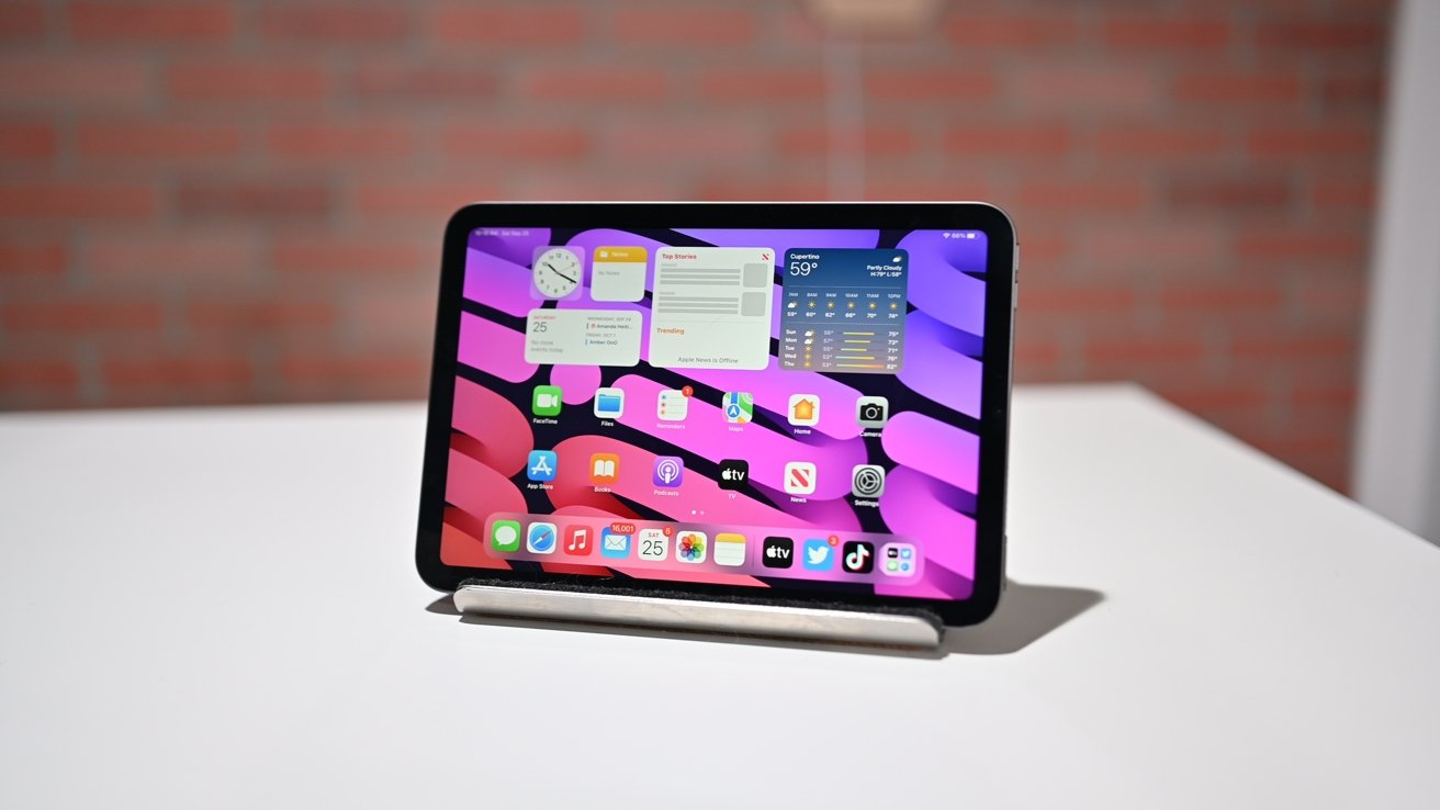 iPad mini con papel tapiz morado en el soporte