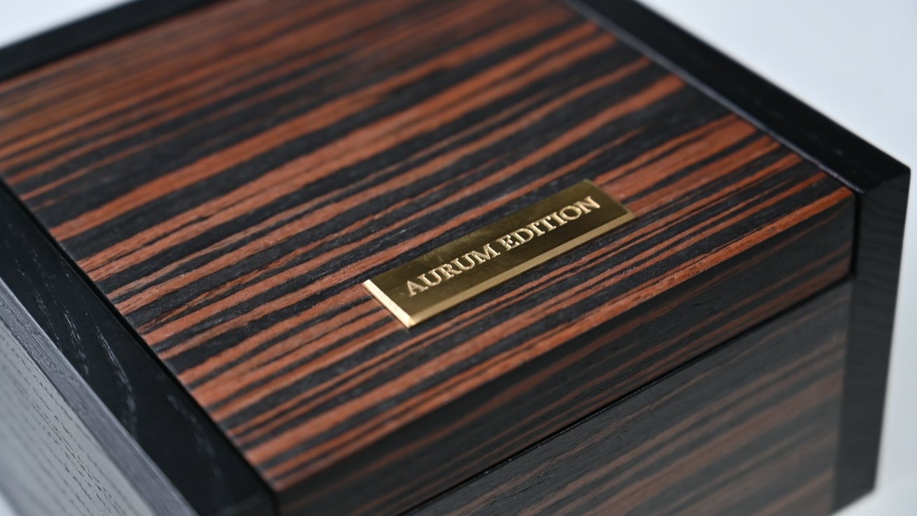 Aurum-Edition hizo que la experiencia de abrir la caja fuera comparable a la de los relojes tradicionales de alta gama. 