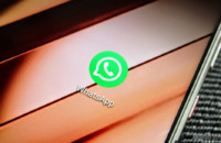 لقطة قريبة لأيقونة تطبيق WhatsApp على هاتف ذكي. هذه هي صورة مميزة للتطبيقات الأكثر شيوعا على الروبوت