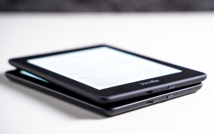 Amazon Kindle  مقابل Paperwhite microUSB