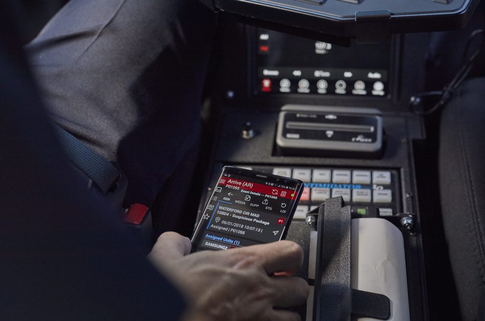 ستستخدم سيارة الشرطة هذه هاتفًا خلويًا ككمبيوتر على متن الطائرة 1