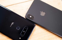 LG V40 اليسار ، iPhone XS ماكس اليمين.
