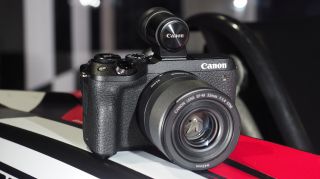 يأتي EVF ‑ DC2 الاختياري كجزء من مجموعة مع Canon EOS M6 Mark II