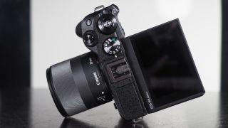 يحتفظ Canon EOS M6 Mark II بشاشة تعمل باللمس ذات إمالة رأسية تبلغ 180 درجة