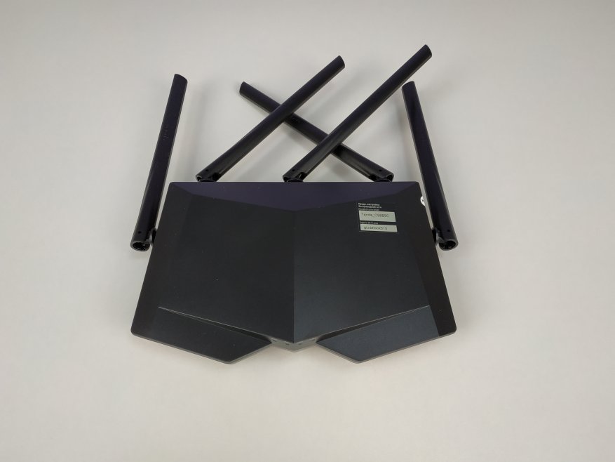 راوتر مقاتلة. نظرة عامة على موجه Wi-Fi ثنائي الموجات من Tenda AC7 4
