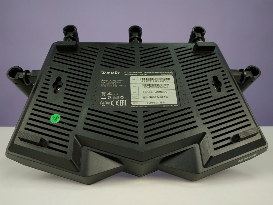 راوتر مقاتلة. نظرة عامة على موجه Wi-Fi ثنائي الموجات من Tenda AC7 7