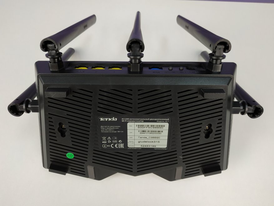 راوتر مقاتلة. نظرة عامة على موجه Wi-Fi ثنائي الموجات من Tenda AC7 8