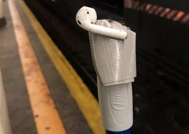 يأخذ مترو نيويورك خطوات لمنع فقدان AirPods 1