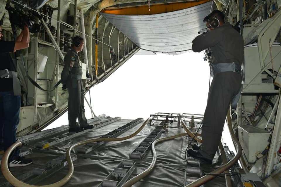 منظر من RMAF's C-130 أثناء عملية البذر السحابية.