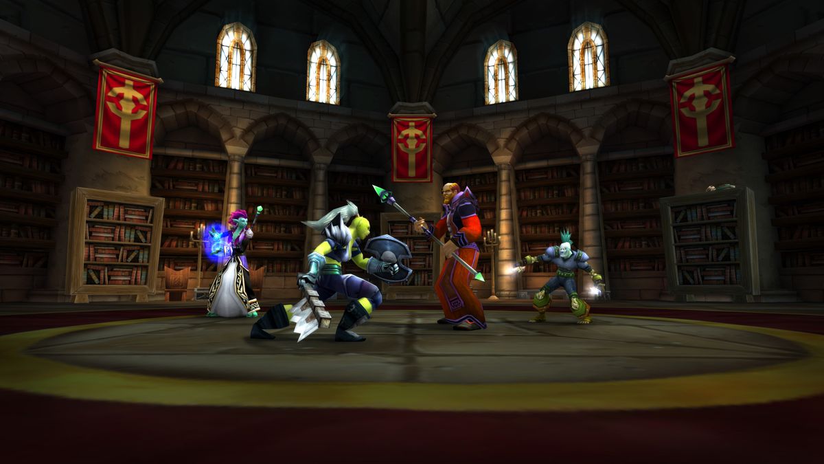 مجموعة من اللاعبين يستعدون للقتال داخل مكتبة في World of Warcraft Classic