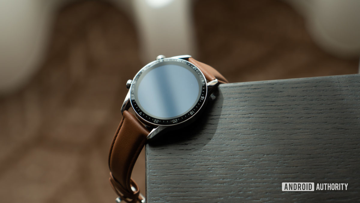 Huawei Watch GT 2 على الطاولة بزاوية