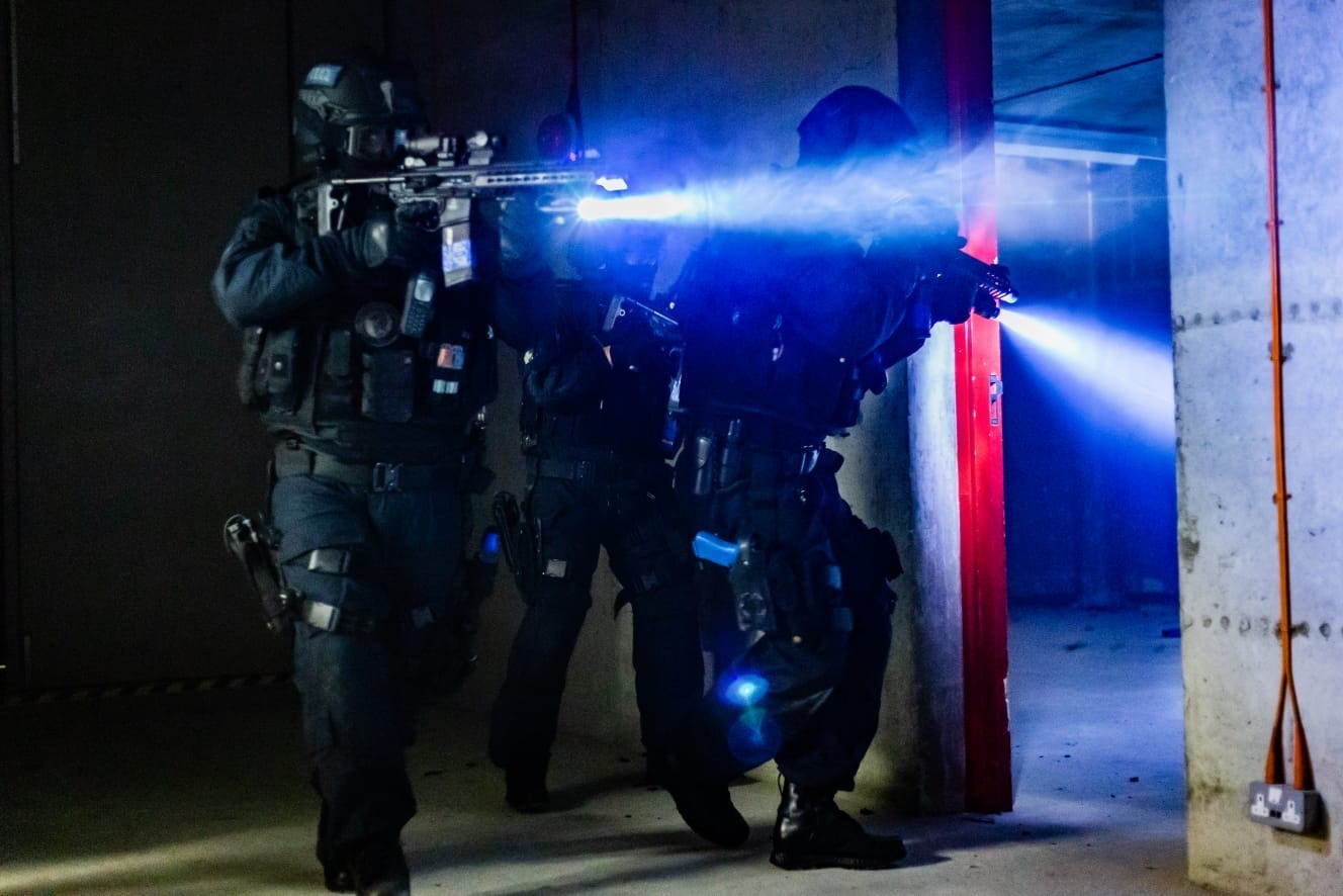  التقى تدريب الشرطة على الأسلحة النارية يمكن أن تكون مفيدة لمعالجة لقطات مطلق النار على الانترنت