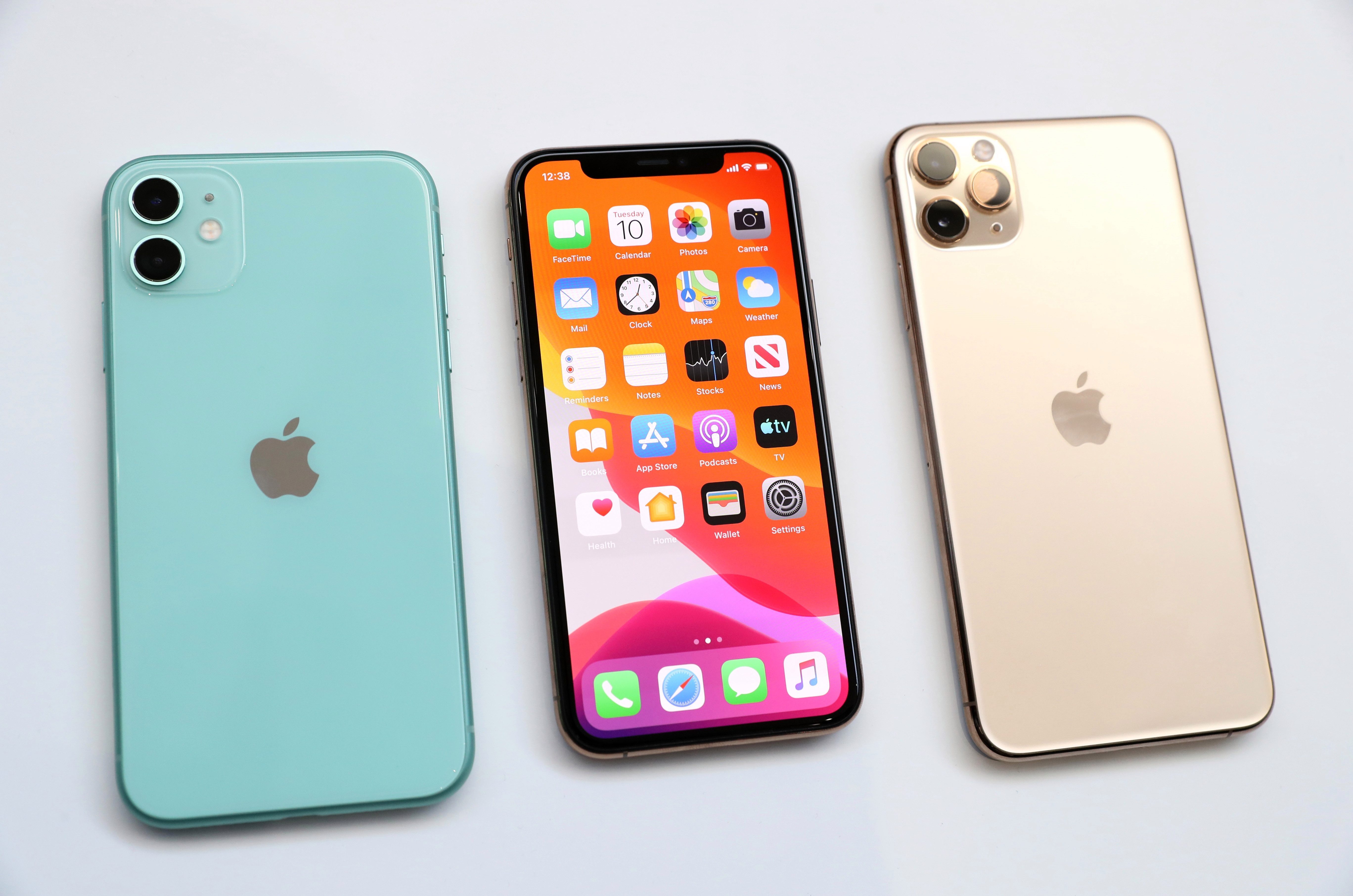  Apple  كشفت النقاب عن ثلاثة هواتف جديدة الأسبوع الماضي ، iPhone 11 (يسار) ، iPhone 11 Pro (وسط) و iPhone 11 Pro Max (يمين)