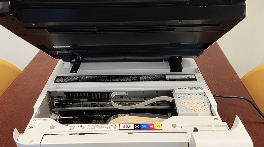 El llenado del tanque de tinta y la reparación de atascos de papel se pueden realizar levantando la plataforma del escáner 