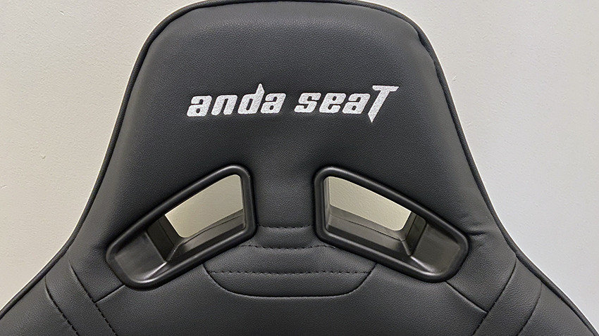 El logo aparece en la silla dos veces, así como una vez en la almohada del reposacabezas y la almohada lumbar.