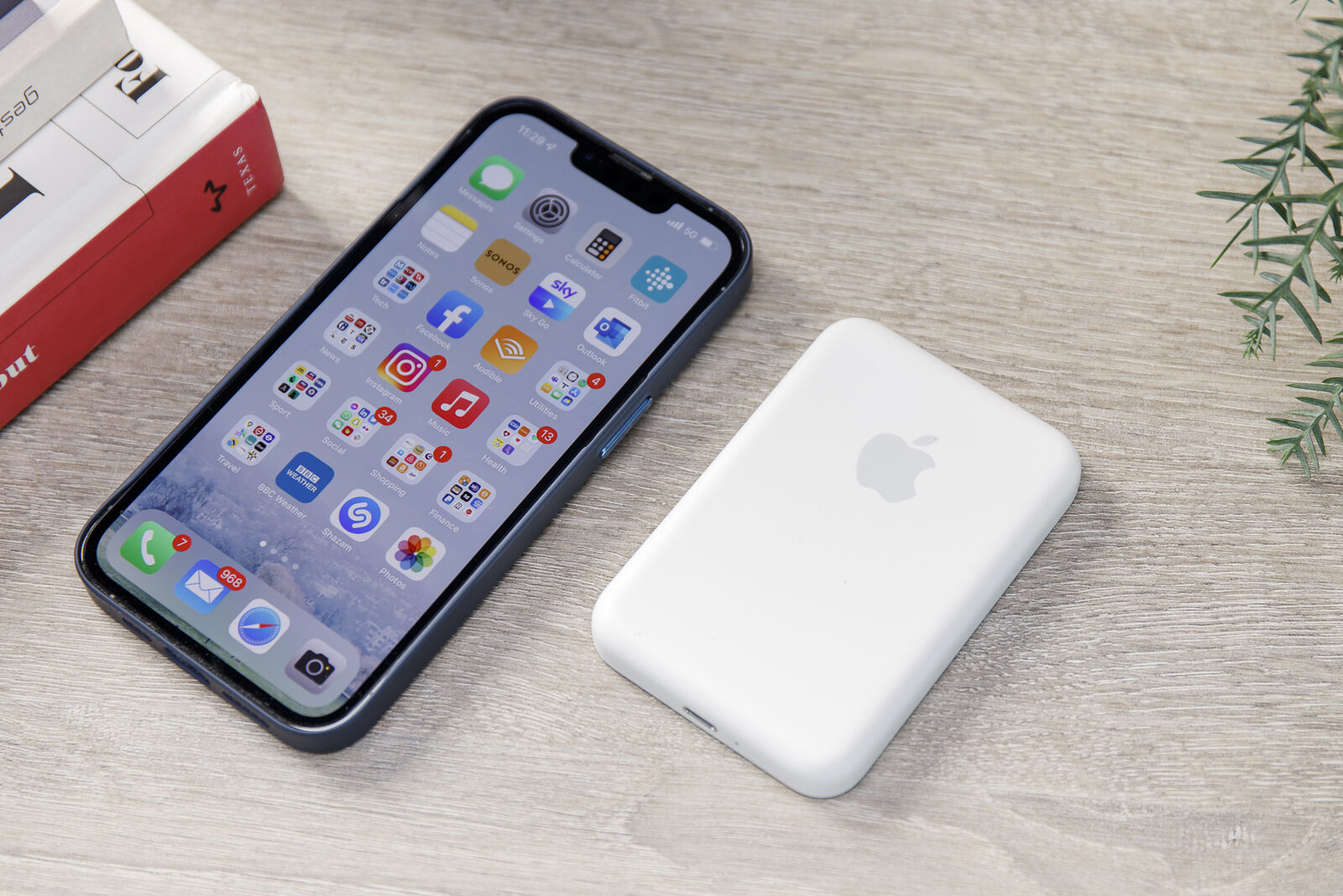 Apple Paquete de batería MagSafe con iPhone 13 Pro