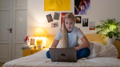 woman-using-laptop-in-the-bedroom
