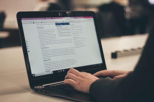 Cómo tener diferentes encabezados y pies de página por página en Google Docs